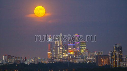 Лунное затмение над Москва-Сити