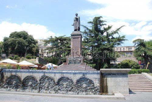 Памятник Шота Руставели